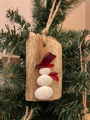 Driftwood Holiday Snowman Sea Shell Ornaments | Faux Seaglass | Cute Holiday Gift Tags | Simple Thank You Gift | Happy Colorful Beach Art - image1